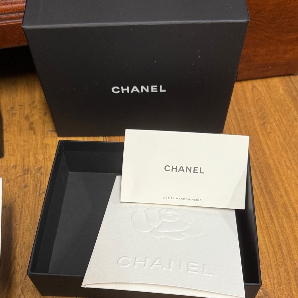 CHANEL Black Gift Box Set with White Camellias - Picture 3 of 6